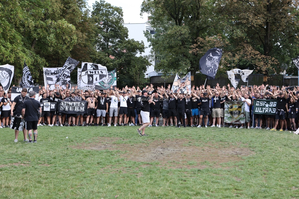 Sturm Graz - RB Salzburg
Oesterreichische Fussball Bundesliga, 2. Runde, SK Sturm Graz - FC RB Salzburg, Stadion Liebenau Graz, 30.07.2022. 

Foto zeigt Fans von Sturm im Augarten
