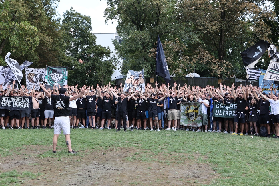 Sturm Graz - RB Salzburg
Oesterreichische Fussball Bundesliga, 2. Runde, SK Sturm Graz - FC RB Salzburg, Stadion Liebenau Graz, 30.07.2022. 

Foto zeigt Fans von Sturm im Augarten
