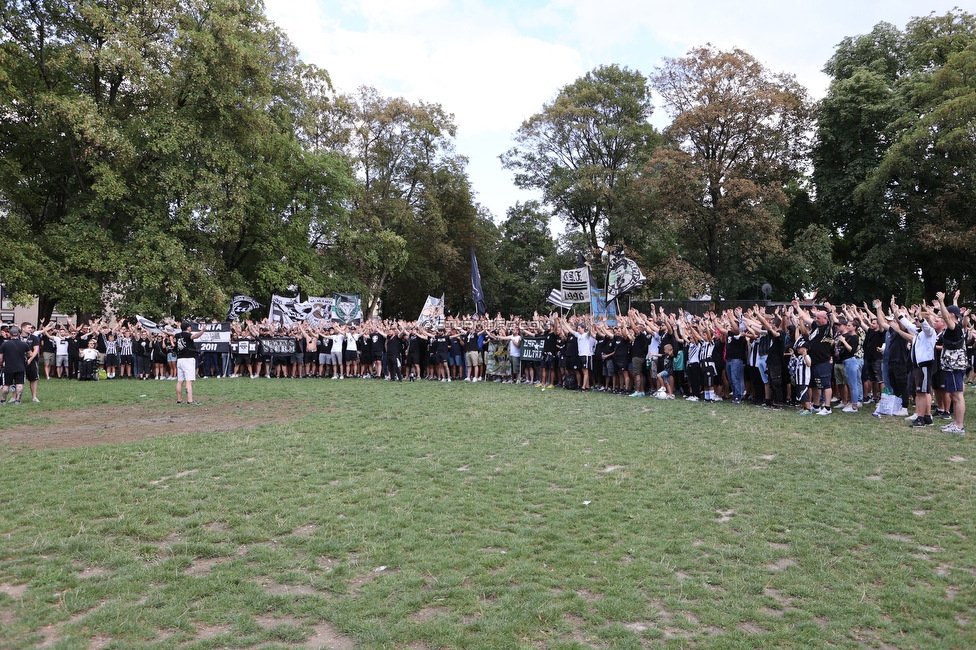 Sturm Graz - RB Salzburg
Oesterreichische Fussball Bundesliga, 2. Runde, SK Sturm Graz - FC RB Salzburg, Stadion Liebenau Graz, 30.07.2022. 

Foto zeigt Fans von Sturm im Augarten
