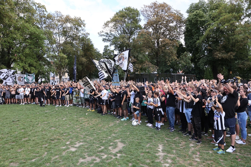 Sturm Graz - RB Salzburg
Oesterreichische Fussball Bundesliga, 2. Runde, SK Sturm Graz - FC RB Salzburg, Stadion Liebenau Graz, 30.07.2022. 

Foto zeigt Fans von Sturm im Augarten
