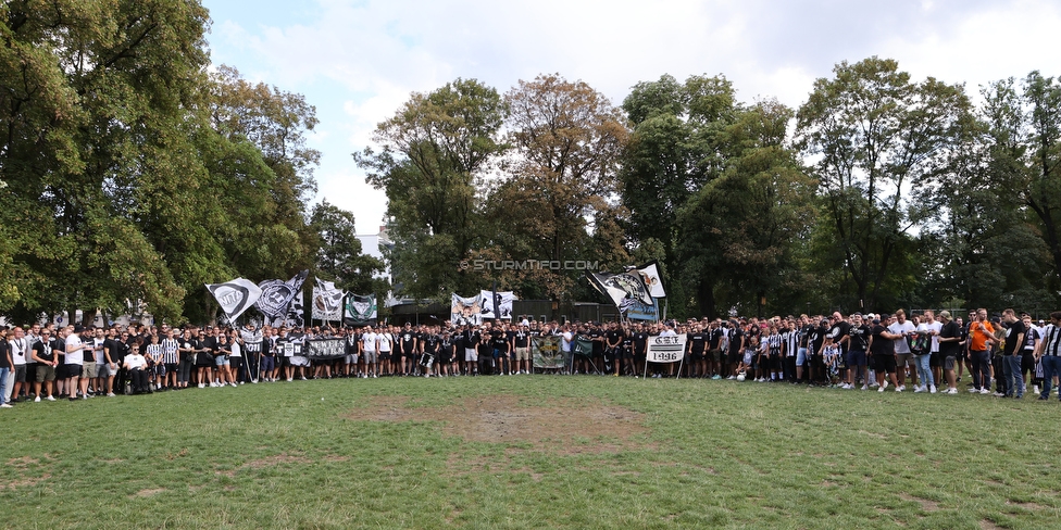 Sturm Graz - RB Salzburg
Oesterreichische Fussball Bundesliga, 2. Runde, SK Sturm Graz - FC RB Salzburg, Stadion Liebenau Graz, 30.07.2022. 

Foto zeigt Fans von Sturm im Augarten
