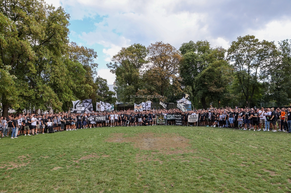 Sturm Graz - RB Salzburg
Oesterreichische Fussball Bundesliga, 2. Runde, SK Sturm Graz - FC RB Salzburg, Stadion Liebenau Graz, 30.07.2022. 

Foto zeigt Fans von Sturm im Augarten
