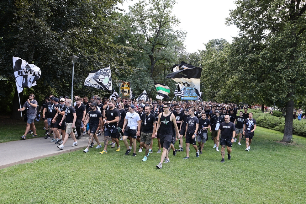 Sturm Graz - RB Salzburg
Oesterreichische Fussball Bundesliga, 2. Runde, SK Sturm Graz - FC RB Salzburg, Stadion Liebenau Graz, 30.07.2022. 

Foto zeigt Fans von Sturm beim Corteo
