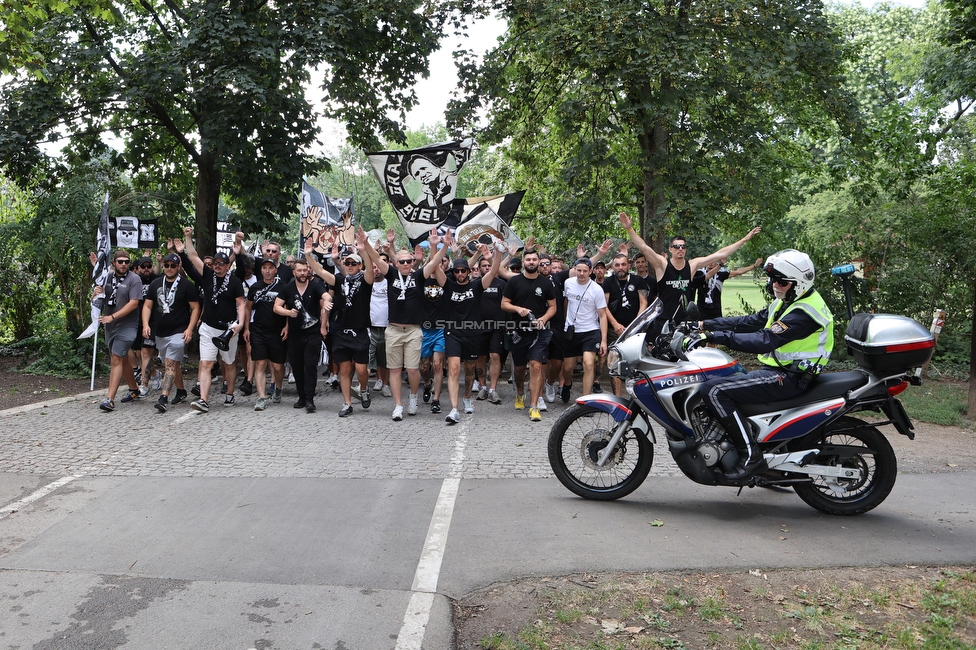 Sturm Graz - RB Salzburg
Oesterreichische Fussball Bundesliga, 2. Runde, SK Sturm Graz - FC RB Salzburg, Stadion Liebenau Graz, 30.07.2022. 

Foto zeigt Fans von Sturm beim Corteo
