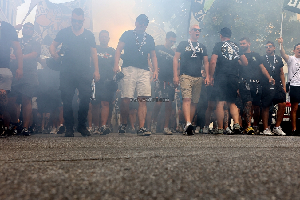 Sturm Graz - RB Salzburg
Oesterreichische Fussball Bundesliga, 2. Runde, SK Sturm Graz - FC RB Salzburg, Stadion Liebenau Graz, 30.07.2022. 

Foto zeigt Fans von Sturm beim Corteo
