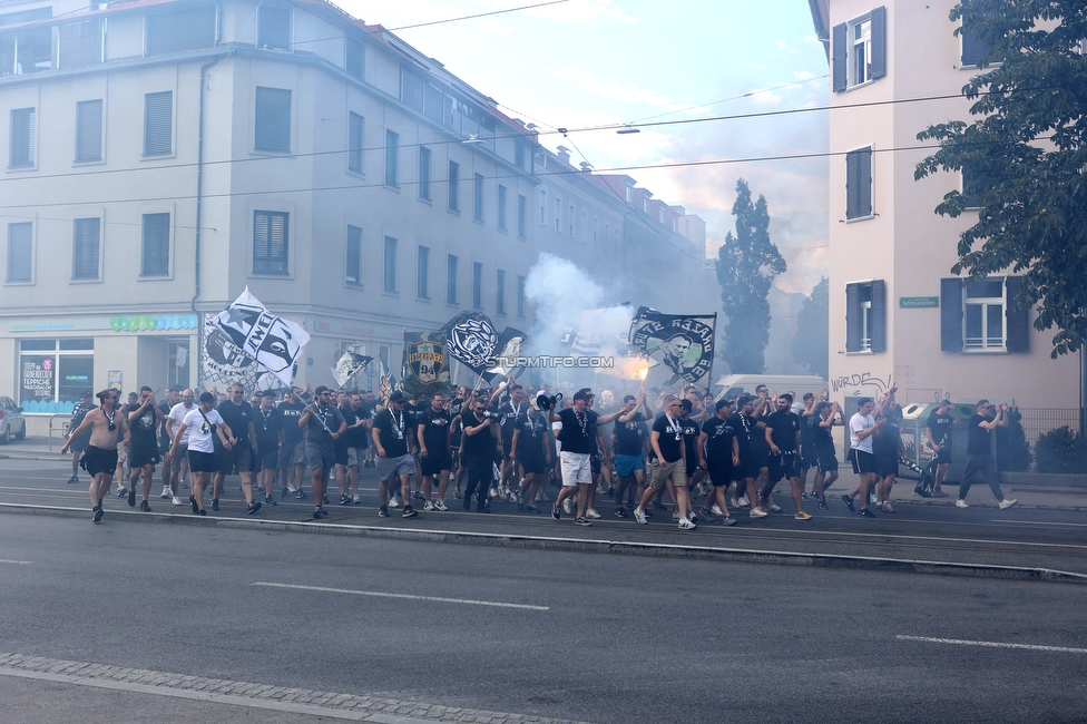 Sturm Graz - RB Salzburg
Oesterreichische Fussball Bundesliga, 2. Runde, SK Sturm Graz - FC RB Salzburg, Stadion Liebenau Graz, 30.07.2022. 

Foto zeigt Fans von Sturm beim Corteo
