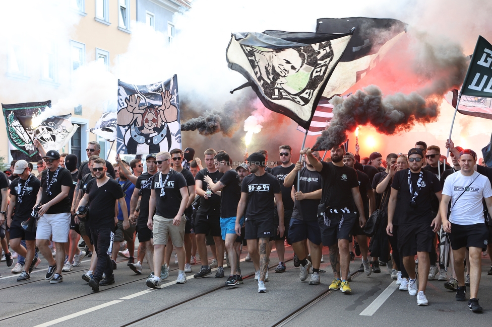 Sturm Graz - RB Salzburg
Oesterreichische Fussball Bundesliga, 2. Runde, SK Sturm Graz - FC RB Salzburg, Stadion Liebenau Graz, 30.07.2022. 

Foto zeigt Fans von Sturm beim Corteo
