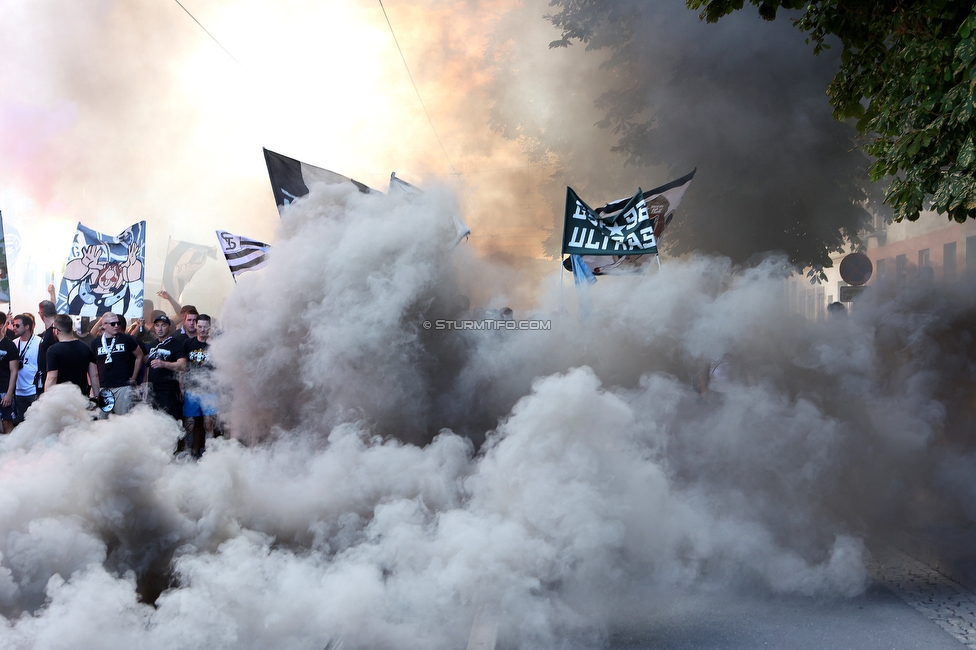 Sturm Graz - RB Salzburg
Oesterreichische Fussball Bundesliga, 2. Runde, SK Sturm Graz - FC RB Salzburg, Stadion Liebenau Graz, 30.07.2022. 

Foto zeigt Fans von Sturm beim Corteo
