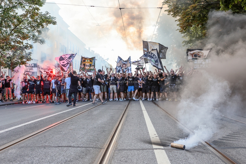 Sturm Graz - RB Salzburg
Oesterreichische Fussball Bundesliga, 2. Runde, SK Sturm Graz - FC RB Salzburg, Stadion Liebenau Graz, 30.07.2022. 

Foto zeigt Fans von Sturm beim Corteo
