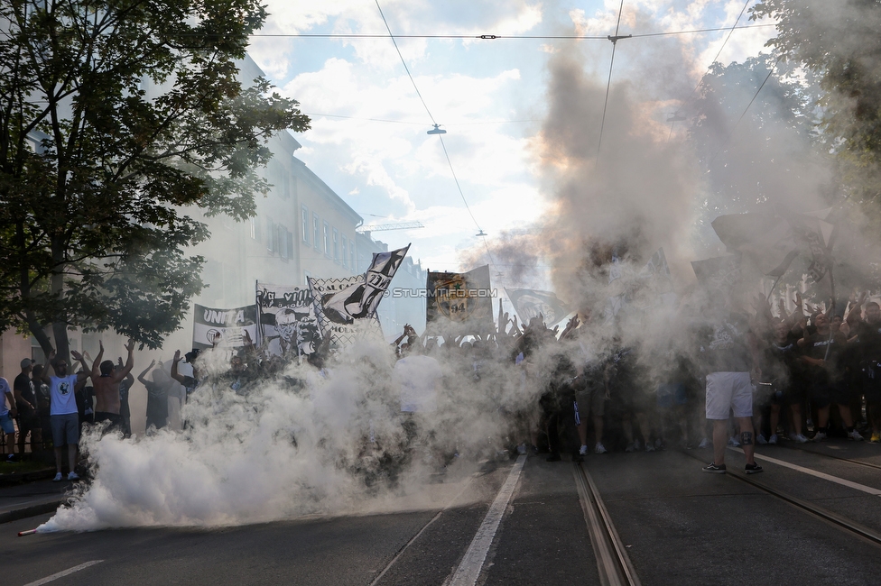 Sturm Graz - RB Salzburg
Oesterreichische Fussball Bundesliga, 2. Runde, SK Sturm Graz - FC RB Salzburg, Stadion Liebenau Graz, 30.07.2022. 

Foto zeigt Fans von Sturm beim Corteo
