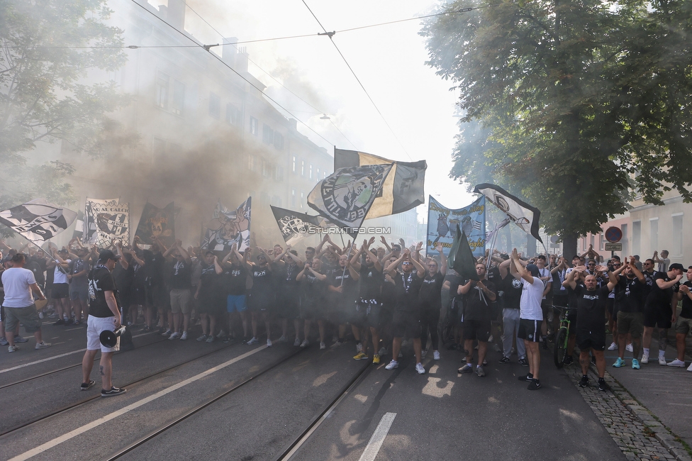 Sturm Graz - RB Salzburg
Oesterreichische Fussball Bundesliga, 2. Runde, SK Sturm Graz - FC RB Salzburg, Stadion Liebenau Graz, 30.07.2022. 

Foto zeigt Fans von Sturm beim Corteo
