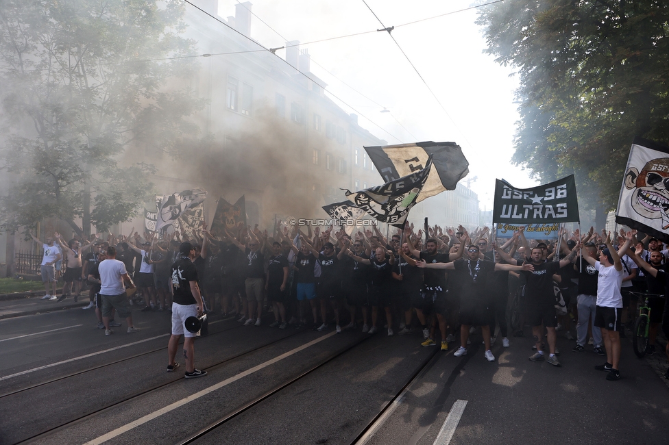 Sturm Graz - RB Salzburg
Oesterreichische Fussball Bundesliga, 2. Runde, SK Sturm Graz - FC RB Salzburg, Stadion Liebenau Graz, 30.07.2022. 

Foto zeigt Fans von Sturm beim Corteo
