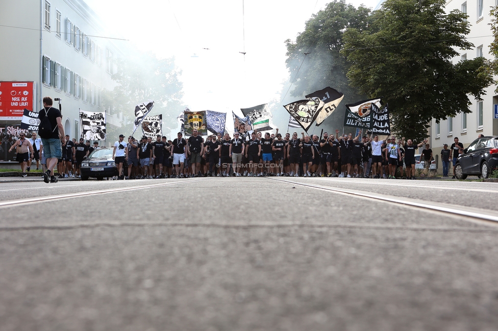 Sturm Graz - RB Salzburg
Oesterreichische Fussball Bundesliga, 2. Runde, SK Sturm Graz - FC RB Salzburg, Stadion Liebenau Graz, 30.07.2022. 

Foto zeigt Fans von Sturm beim Corteo
