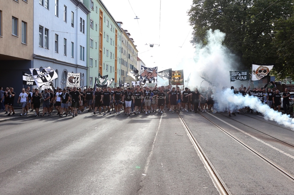 Sturm Graz - RB Salzburg
Oesterreichische Fussball Bundesliga, 2. Runde, SK Sturm Graz - FC RB Salzburg, Stadion Liebenau Graz, 30.07.2022. 

Foto zeigt Fans von Sturm beim Corteo
