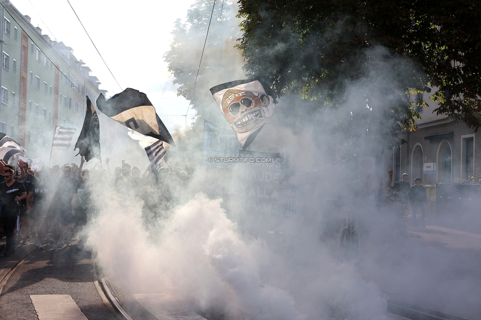 Sturm Graz - RB Salzburg
Oesterreichische Fussball Bundesliga, 2. Runde, SK Sturm Graz - FC RB Salzburg, Stadion Liebenau Graz, 30.07.2022. 

Foto zeigt Fans von Sturm beim Corteo
