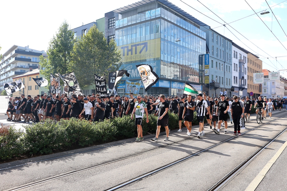 Sturm Graz - RB Salzburg
Oesterreichische Fussball Bundesliga, 2. Runde, SK Sturm Graz - FC RB Salzburg, Stadion Liebenau Graz, 30.07.2022. 

Foto zeigt Fans von Sturm beim Corteo
