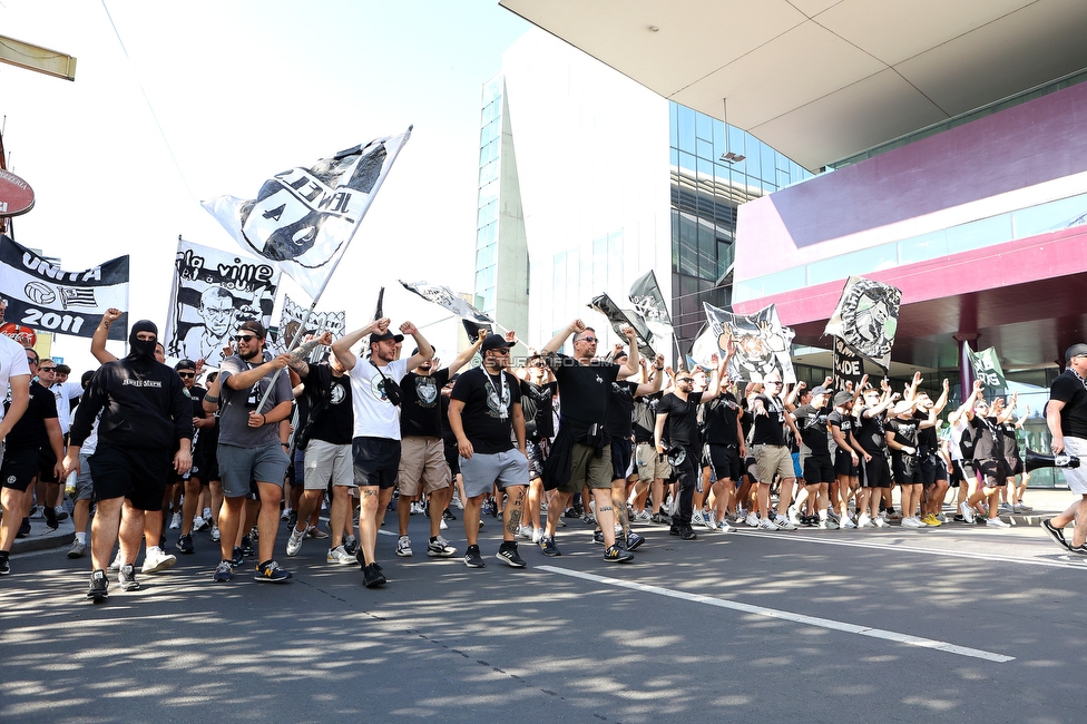 Sturm Graz - RB Salzburg
Oesterreichische Fussball Bundesliga, 2. Runde, SK Sturm Graz - FC RB Salzburg, Stadion Liebenau Graz, 30.07.2022. 

Foto zeigt Fans von Sturm beim Corteo
