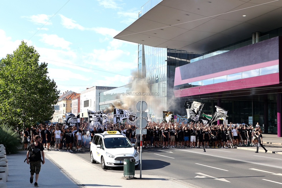 Sturm Graz - RB Salzburg
Oesterreichische Fussball Bundesliga, 2. Runde, SK Sturm Graz - FC RB Salzburg, Stadion Liebenau Graz, 30.07.2022. 

Foto zeigt Fans von Sturm beim Corteo
