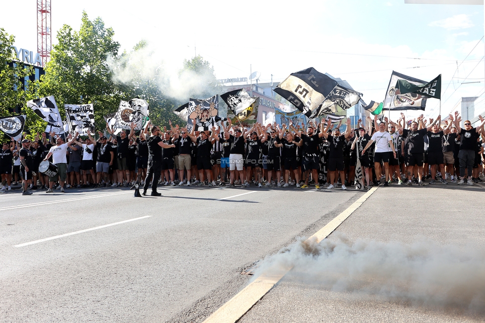 Sturm Graz - RB Salzburg
Oesterreichische Fussball Bundesliga, 2. Runde, SK Sturm Graz - FC RB Salzburg, Stadion Liebenau Graz, 30.07.2022. 

Foto zeigt Fans von Sturm beim Corteo
