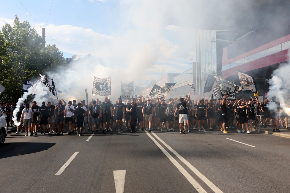 Sturm Graz - RB Salzburg
Oesterreichische Fussball Bundesliga, 2. Runde, SK Sturm Graz - FC RB Salzburg, Stadion Liebenau Graz, 30.07.2022. 

Foto zeigt Fans von Sturm beim Corteo
