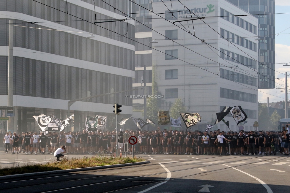 Sturm Graz - RB Salzburg
Oesterreichische Fussball Bundesliga, 2. Runde, SK Sturm Graz - FC RB Salzburg, Stadion Liebenau Graz, 30.07.2022. 

Foto zeigt Fans von Sturm beim Corteo
