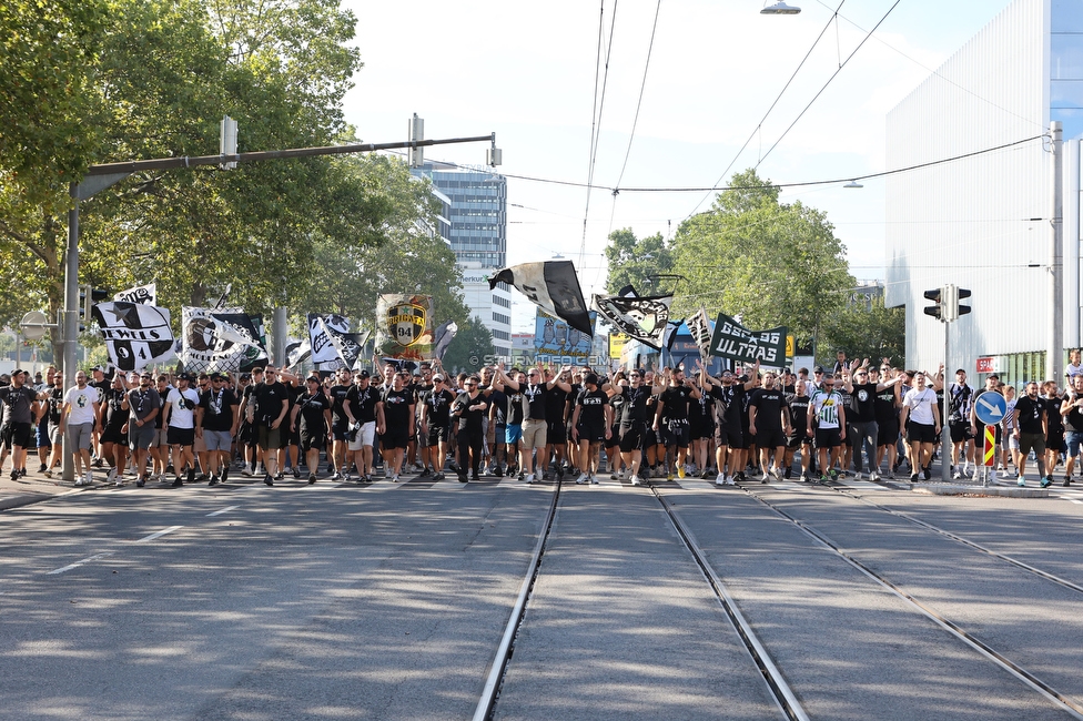 Sturm Graz - RB Salzburg
Oesterreichische Fussball Bundesliga, 2. Runde, SK Sturm Graz - FC RB Salzburg, Stadion Liebenau Graz, 30.07.2022. 

Foto zeigt Fans von Sturm beim Corteo
