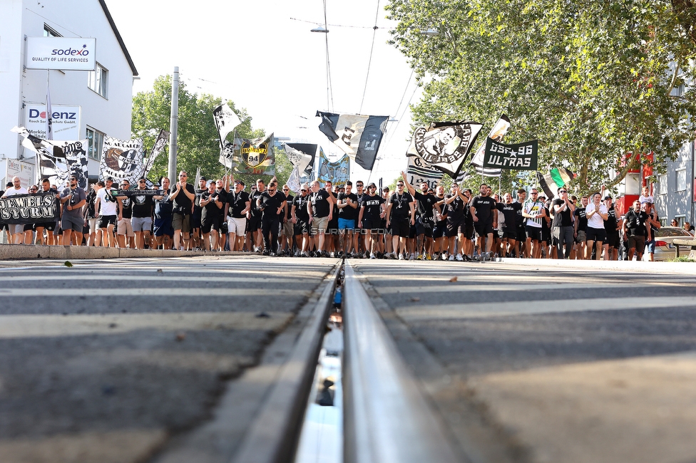 Sturm Graz - RB Salzburg
Oesterreichische Fussball Bundesliga, 2. Runde, SK Sturm Graz - FC RB Salzburg, Stadion Liebenau Graz, 30.07.2022. 

Foto zeigt Fans von Sturm beim Corteo
