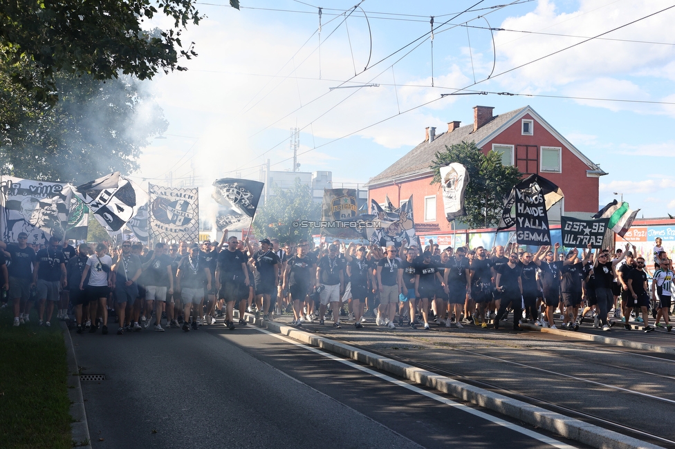 Sturm Graz - RB Salzburg
Oesterreichische Fussball Bundesliga, 2. Runde, SK Sturm Graz - FC RB Salzburg, Stadion Liebenau Graz, 30.07.2022. 

Foto zeigt Fans von Sturm beim Corteo
