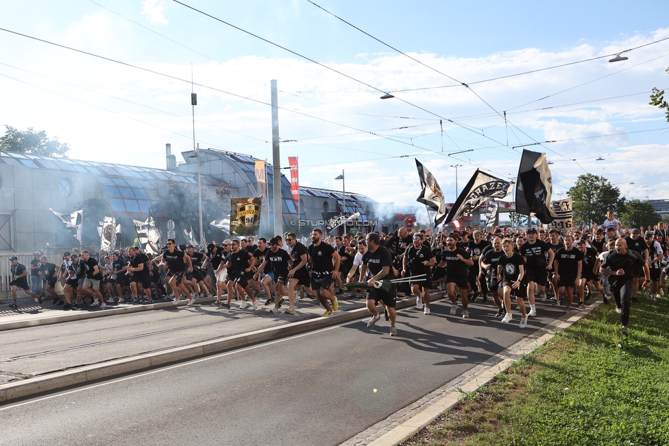 Sturm Graz - RB Salzburg
Oesterreichische Fussball Bundesliga, 2. Runde, SK Sturm Graz - FC RB Salzburg, Stadion Liebenau Graz, 30.07.2022. 

Foto zeigt Fans von Sturm beim Corteo
