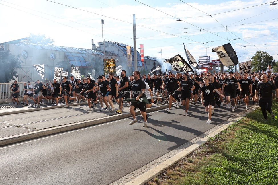 Sturm Graz - RB Salzburg
Oesterreichische Fussball Bundesliga, 2. Runde, SK Sturm Graz - FC RB Salzburg, Stadion Liebenau Graz, 30.07.2022. 

Foto zeigt Fans von Sturm beim Corteo
