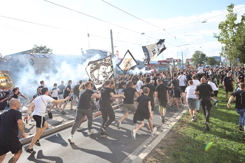 Sturm Graz - RB Salzburg
Oesterreichische Fussball Bundesliga, 2. Runde, SK Sturm Graz - FC RB Salzburg, Stadion Liebenau Graz, 30.07.2022. 

Foto zeigt Fans von Sturm beim Corteo
