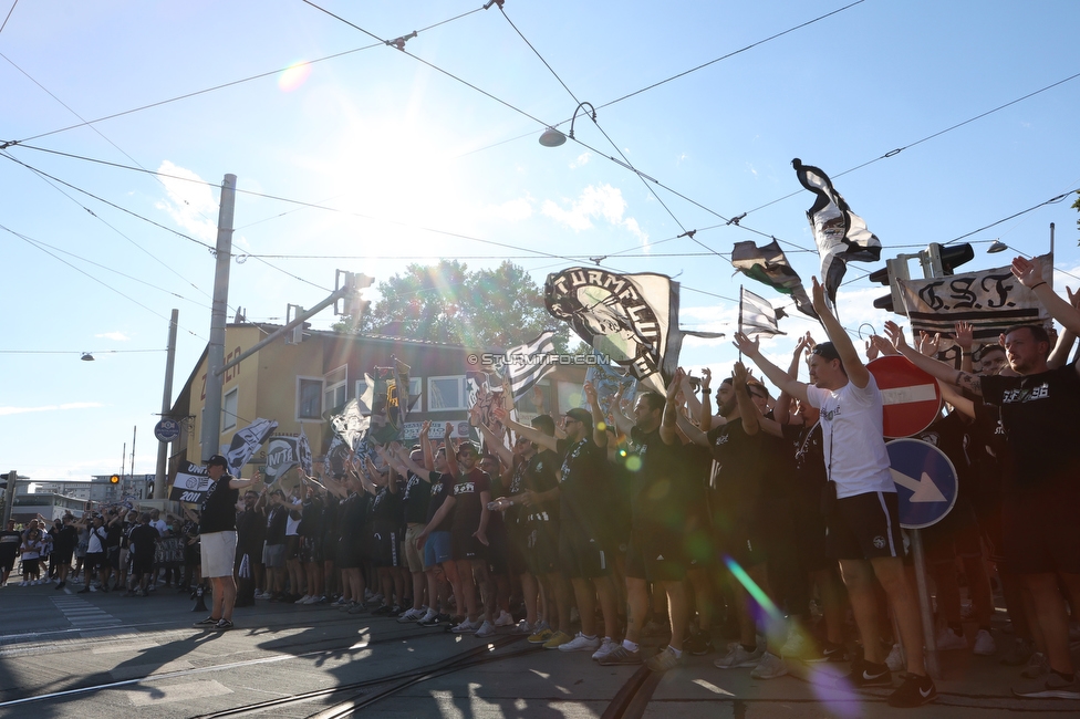 Sturm Graz - RB Salzburg
Oesterreichische Fussball Bundesliga, 2. Runde, SK Sturm Graz - FC RB Salzburg, Stadion Liebenau Graz, 30.07.2022. 

Foto zeigt Fans von Sturm beim Corteo
