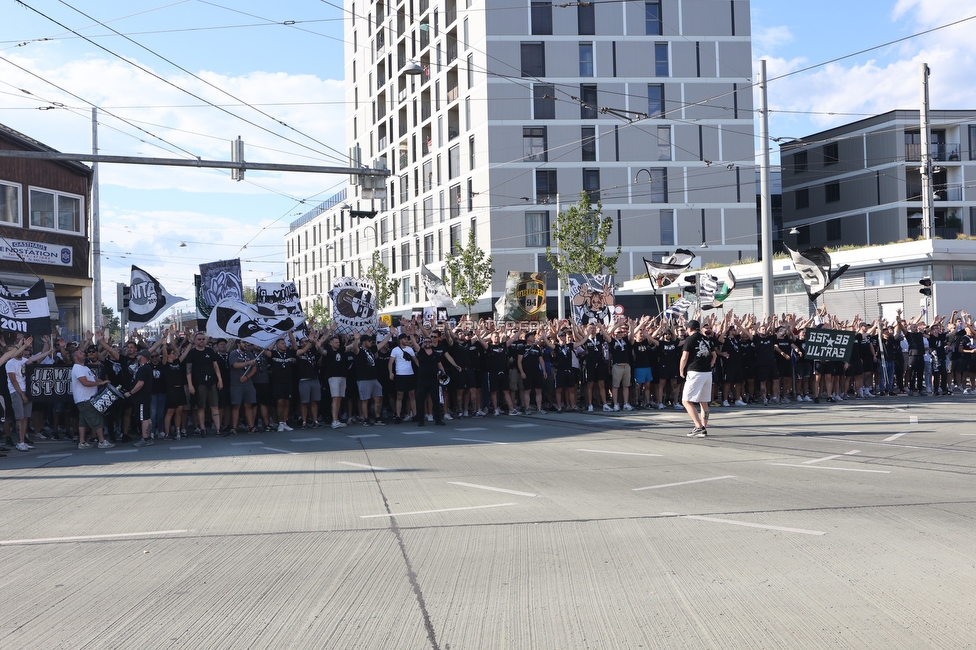 Sturm Graz - RB Salzburg
Oesterreichische Fussball Bundesliga, 2. Runde, SK Sturm Graz - FC RB Salzburg, Stadion Liebenau Graz, 30.07.2022. 

Foto zeigt Fans von Sturm beim Corteo
