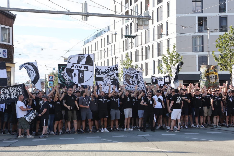 Sturm Graz - RB Salzburg
Oesterreichische Fussball Bundesliga, 2. Runde, SK Sturm Graz - FC RB Salzburg, Stadion Liebenau Graz, 30.07.2022. 

Foto zeigt Fans von Sturm beim Corteo
