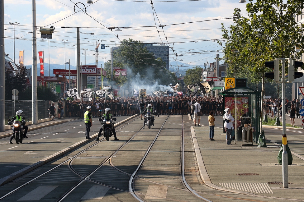 Sturm Graz - RB Salzburg
Oesterreichische Fussball Bundesliga, 2. Runde, SK Sturm Graz - FC RB Salzburg, Stadion Liebenau Graz, 30.07.2022. 

Foto zeigt Fans von Sturm beim Corteo
