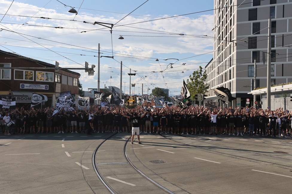 Sturm Graz - RB Salzburg
Oesterreichische Fussball Bundesliga, 2. Runde, SK Sturm Graz - FC RB Salzburg, Stadion Liebenau Graz, 30.07.2022. 

Foto zeigt Fans von Sturm beim Corteo
