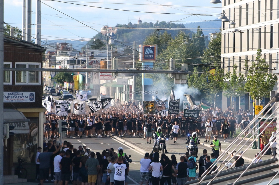 Sturm Graz - RB Salzburg
Oesterreichische Fussball Bundesliga, 2. Runde, SK Sturm Graz - FC RB Salzburg, Stadion Liebenau Graz, 30.07.2022. 

Foto zeigt Fans von Sturm beim Corteo
