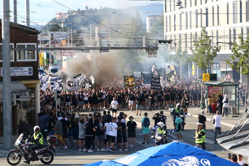 Sturm Graz - RB Salzburg
Oesterreichische Fussball Bundesliga, 2. Runde, SK Sturm Graz - FC RB Salzburg, Stadion Liebenau Graz, 30.07.2022. 

Foto zeigt Fans von Sturm beim Corteo
