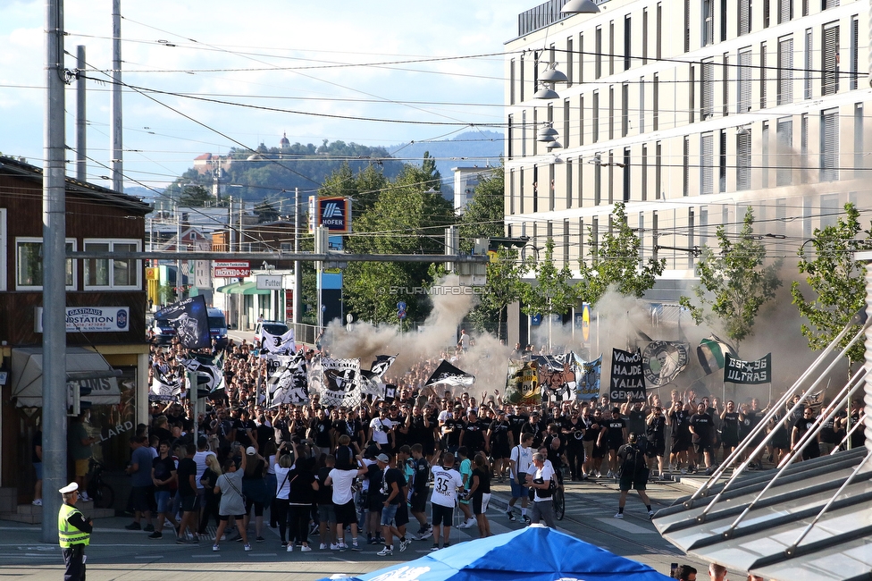 Sturm Graz - RB Salzburg
Oesterreichische Fussball Bundesliga, 2. Runde, SK Sturm Graz - FC RB Salzburg, Stadion Liebenau Graz, 30.07.2022. 

Foto zeigt Fans von Sturm beim Corteo
