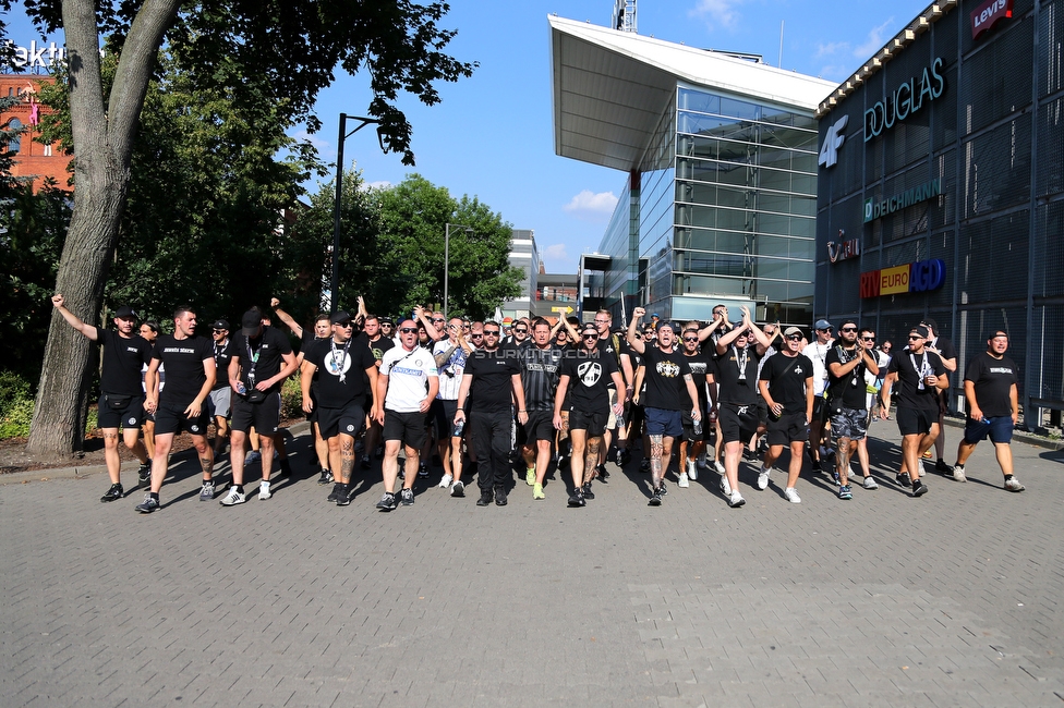 Dynamo Kiew - Sturm Graz
UEFA Champions League Qualifikation 3. Runde, Dynamo Kiew - SK Sturm Graz, Stadion LKS Lodz, 03.08.2022. 

Foto zeigt Fans von Sturm beim Corteo
