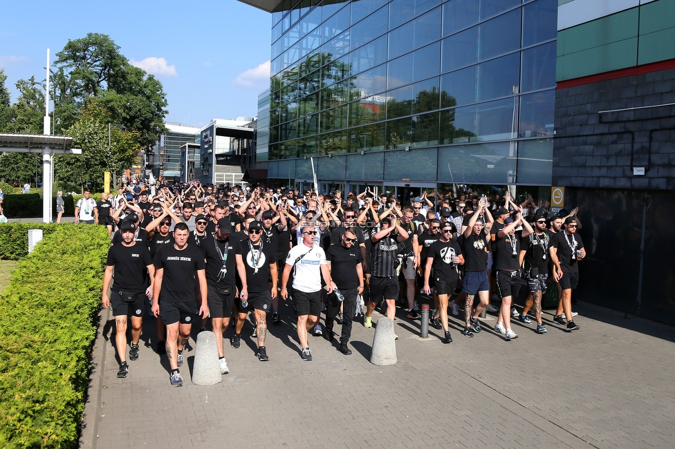 Dynamo Kiew - Sturm Graz
UEFA Champions League Qualifikation 3. Runde, Dynamo Kiew - SK Sturm Graz, Stadion LKS Lodz, 03.08.2022. 

Foto zeigt Fans von Sturm beim Corteo
