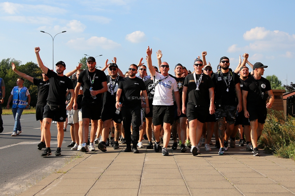 Dynamo Kiew - Sturm Graz
UEFA Champions League Qualifikation 3. Runde, Dynamo Kiew - SK Sturm Graz, Stadion LKS Lodz, 03.08.2022. 

Foto zeigt Fans von Sturm beim Corteo
