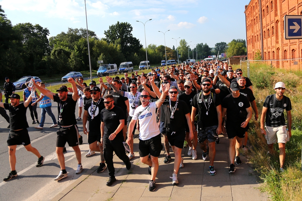 Dynamo Kiew - Sturm Graz
UEFA Champions League Qualifikation 3. Runde, Dynamo Kiew - SK Sturm Graz, Stadion LKS Lodz, 03.08.2022. 

Foto zeigt Fans von Sturm beim Corteo
