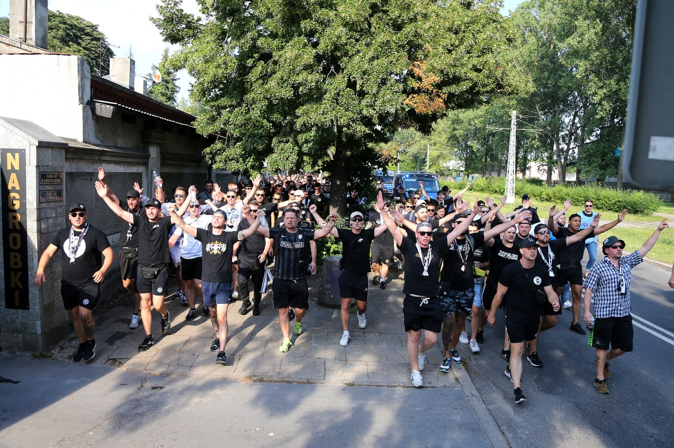 Dynamo Kiew - Sturm Graz
UEFA Champions League Qualifikation 3. Runde, Dynamo Kiew - SK Sturm Graz, Stadion LKS Lodz, 03.08.2022. 

Foto zeigt Fans von Sturm beim Corteo
