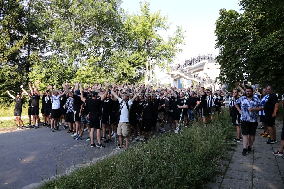 Dynamo Kiew - Sturm Graz
UEFA Champions League Qualifikation 3. Runde, Dynamo Kiew - SK Sturm Graz, Stadion LKS Lodz, 03.08.2022. 

Foto zeigt Fans von Sturm beim Corteo
