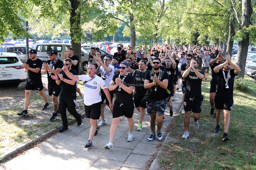 Dynamo Kiew - Sturm Graz
UEFA Champions League Qualifikation 3. Runde, Dynamo Kiew - SK Sturm Graz, Stadion LKS Lodz, 03.08.2022. 

Foto zeigt Fans von Sturm beim Corteo
