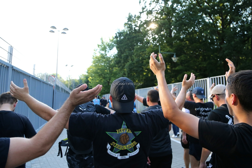 Dynamo Kiew - Sturm Graz
UEFA Champions League Qualifikation 3. Runde, Dynamo Kiew - SK Sturm Graz, Stadion LKS Lodz, 03.08.2022. 

Foto zeigt Fans von Sturm beim Corteo
