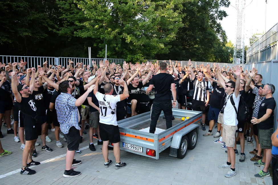 Dynamo Kiew - Sturm Graz
UEFA Champions League Qualifikation 3. Runde, Dynamo Kiew - SK Sturm Graz, Stadion LKS Lodz, 03.08.2022. 

Foto zeigt Fans von Sturm beim Corteo
