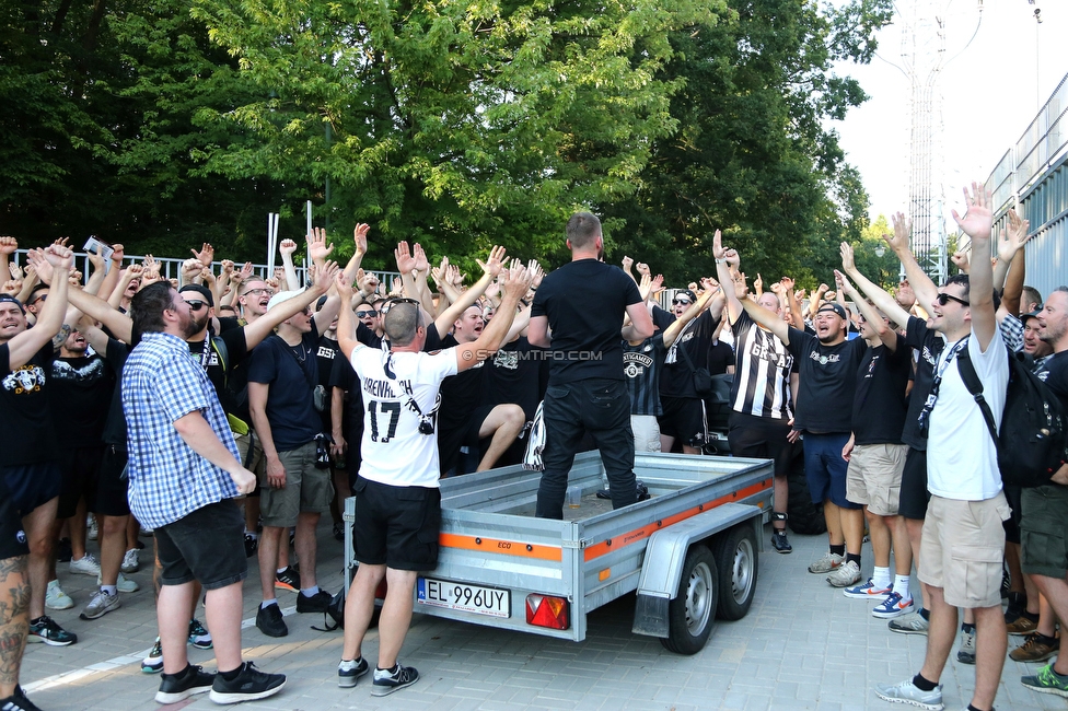 Dynamo Kiew - Sturm Graz
UEFA Champions League Qualifikation 3. Runde, Dynamo Kiew - SK Sturm Graz, Stadion LKS Lodz, 03.08.2022. 

Foto zeigt Fans von Sturm beim Corteo
