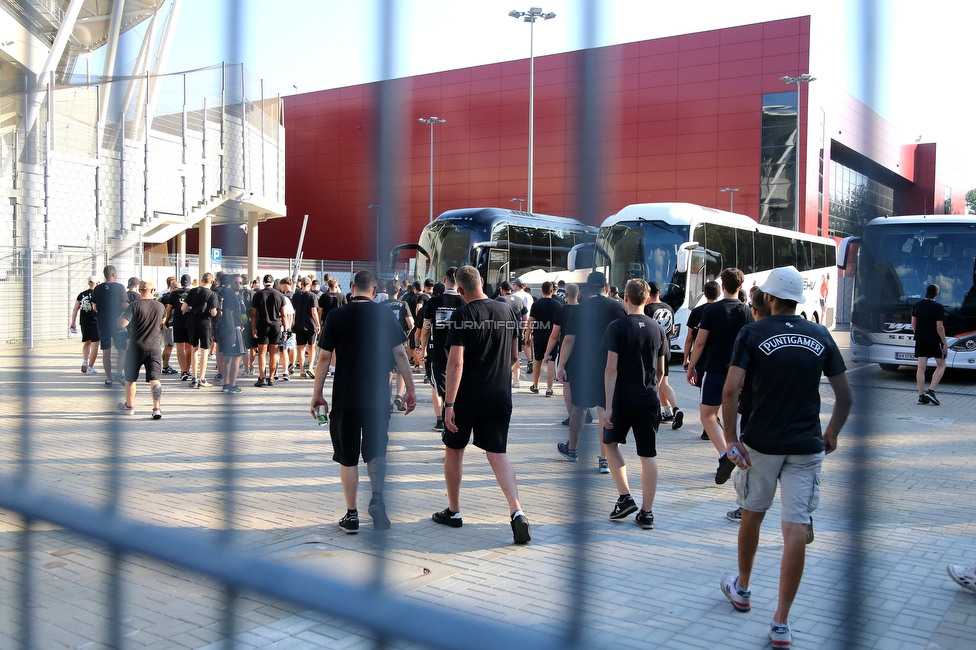 Dynamo Kiew - Sturm Graz
UEFA Champions League Qualifikation 3. Runde, Dynamo Kiew - SK Sturm Graz, Stadion LKS Lodz, 03.08.2022. 

Foto zeigt Fans von Sturm beim Corteo
